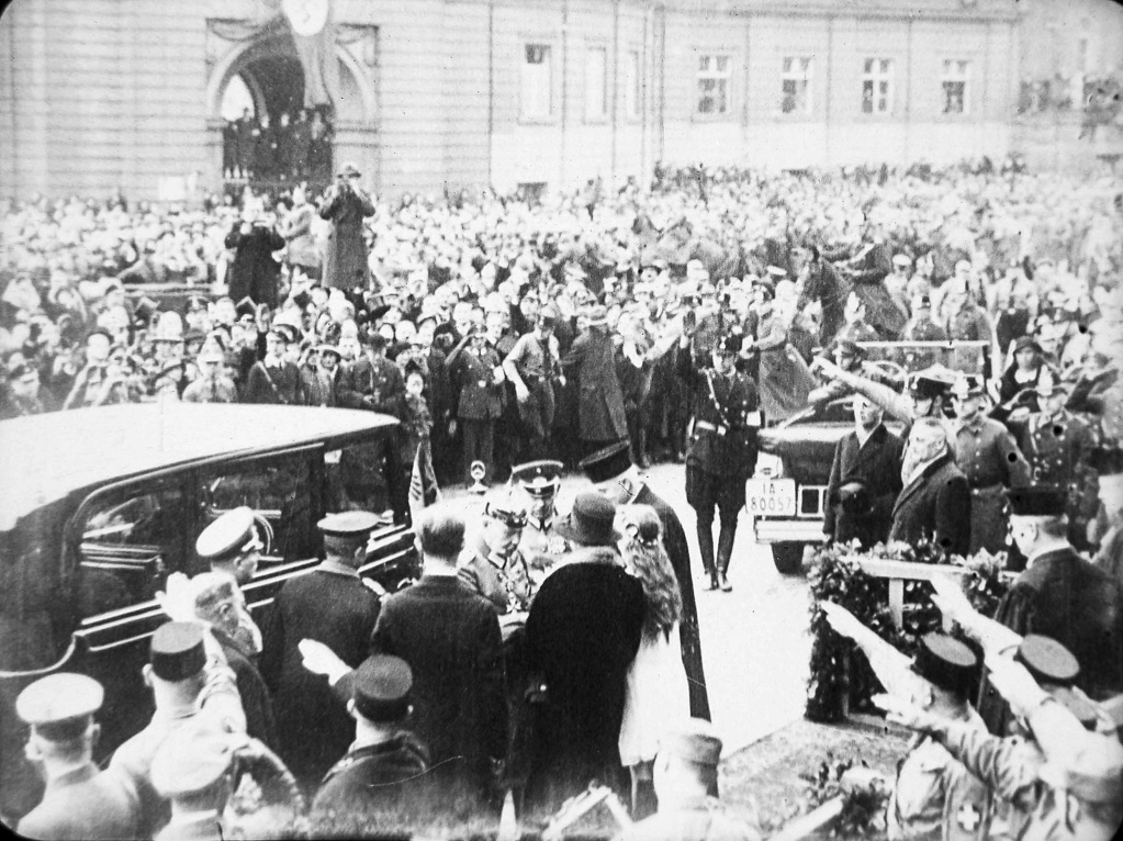 18 - Hindenburg kommt bei der Nikolaikirche an