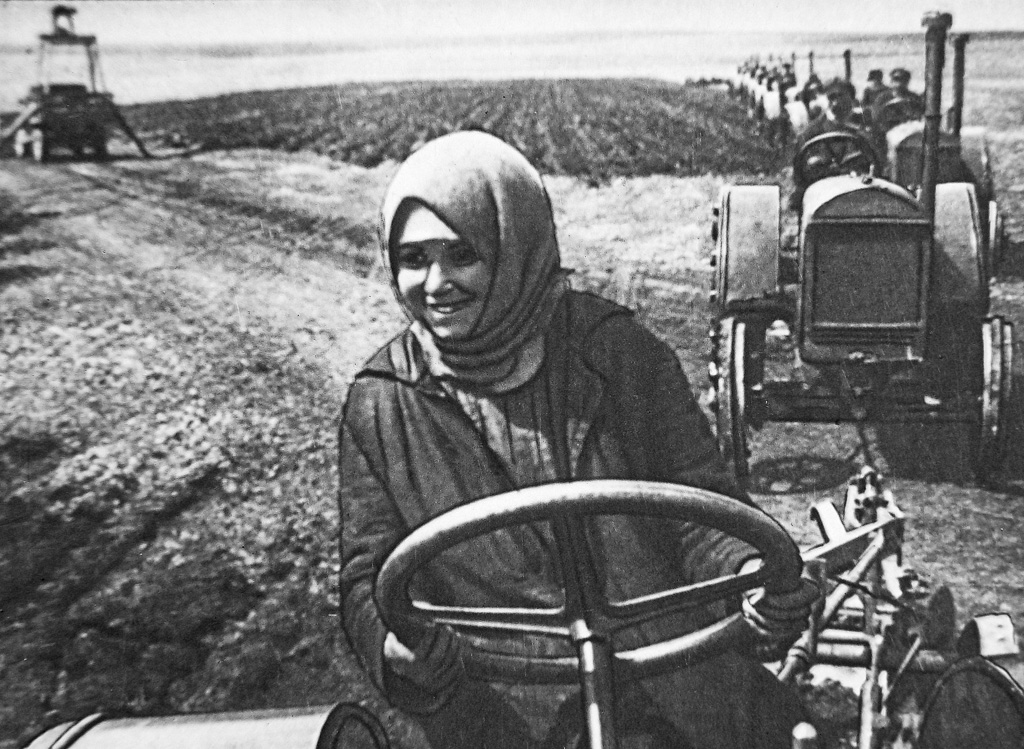 46 - Lachende Frau am Traktor